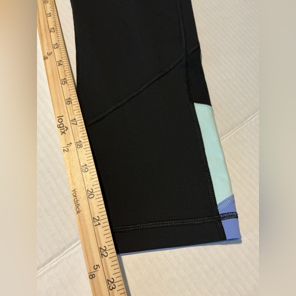 Lululemon Crop Leggings Size 10 - Black with Patterned Waist & Mesh Details - Picture 10 of 10